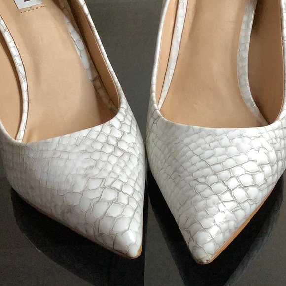 White crocodile print, pointy heels - Picture 4 of 10